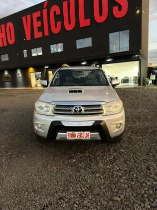 TOYOTA HILUX SW4 3.0 SRV 4X4 7 LUGARES 16V TURBO INTERCOOLER DIESEL 4P AUTOMÁTICO