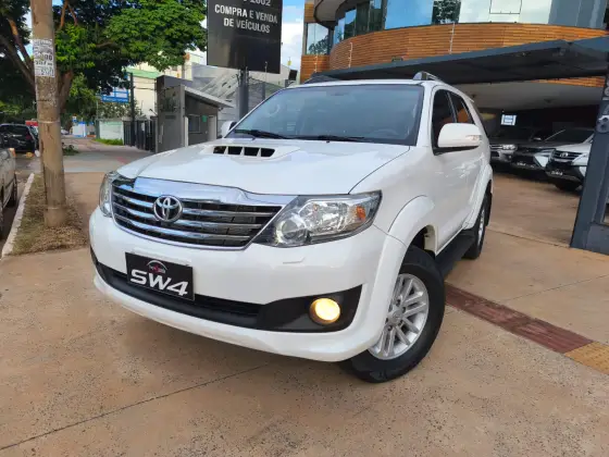 TOYOTA HILUX SW4 3.0 SRV 4X4 7 LUGARES 16V TURBO INTERCOOLER DIESEL 4P AUTOMÁTICO TOYOTA HILUX SW4 3.0 SRV 4X4 7 LUGARES 16V TURBO INTERCOOLER DIESEL 4P AUTOMÁTICO