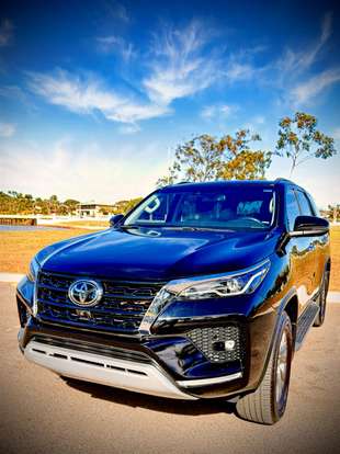 TOYOTA-HILUX SW4-2.8 D-4D TURBO DIESEL SRX PLATINUM 7L 4X4 AUTOMÁTICO TOYOTA-HILUX SW4-2023