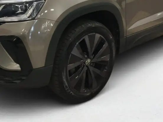 VOLKSWAGEN-TAOS-2021