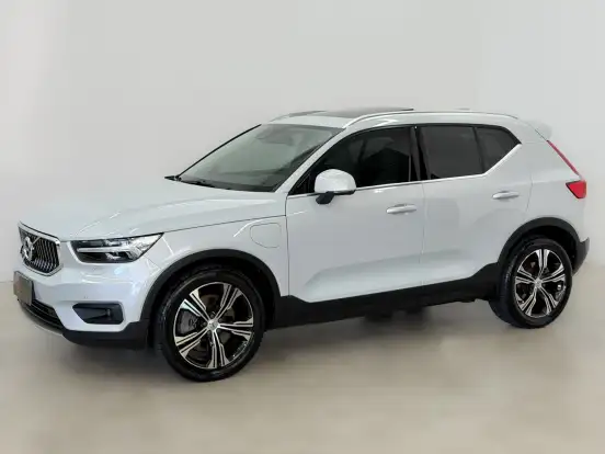 VOLVO-XC40-2021