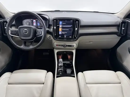 VOLVO-XC40-2021