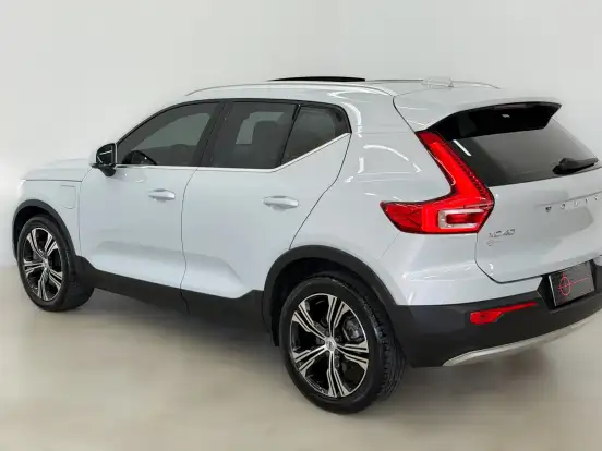 VOLVO-XC40-2021