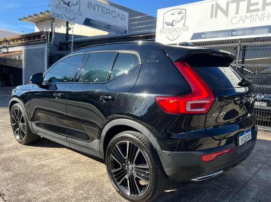 VOLVO-XC40-2019