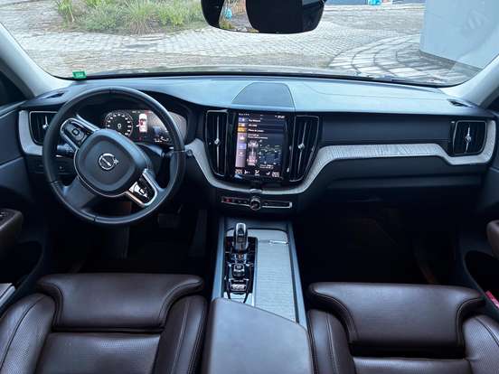 VOLVO-XC60-2018