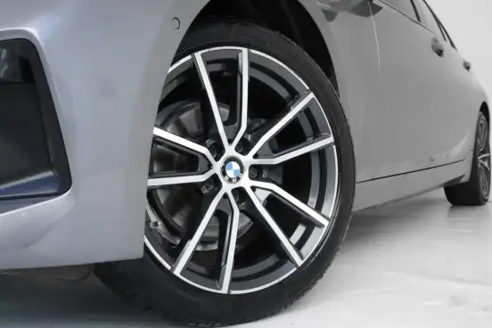 BMW-320i-2023