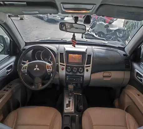 MITSUBISHI-PAJERO-2015