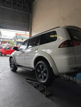 MITSUBISHI-PAJERO-2015