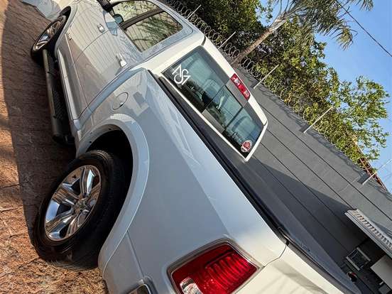 RAM-1500-5.7 V8 GASOLINA LIMITED CD 4X4 AUTOMÁTICO RAM-1500-2023