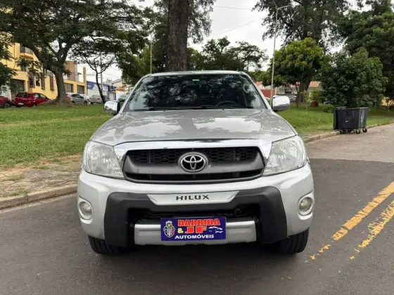 TOYOTA HILUX 2.7 SR 4X2 CD 16V GASOLINA 4P MANUAL TOYOTA HILUX 2.7 SR 4X2 CD 16V GASOLINA 4P MANUAL