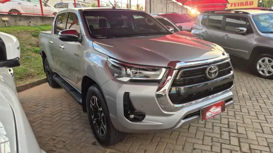 TOYOTA HILUX 2.8 D-4D TURBO DIESEL CD SRX 4X4 AUTOMÁTICO