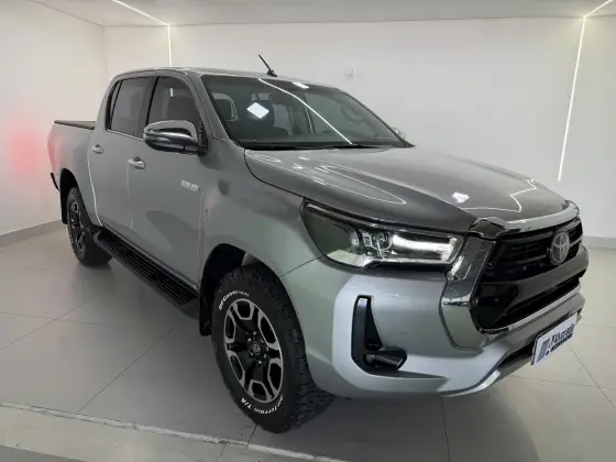 TOYOTA HILUX 2.8 D-4D TURBO DIESEL CD SRX 4X4 AUTOMÁTICO