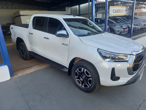 TOYOTA HILUX 2.8 D-4D TURBO DIESEL CD SRX 4X4 AUTOMÁTICO