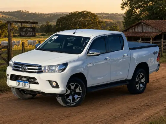 TOYOTA HILUX 2.8 SR 4X4 CD 16V DIESEL 4P AUTOMÁTICO TOYOTA HILUX 2.8 SR 4X4 CD 16V DIESEL 4P AUTOMÁTICO