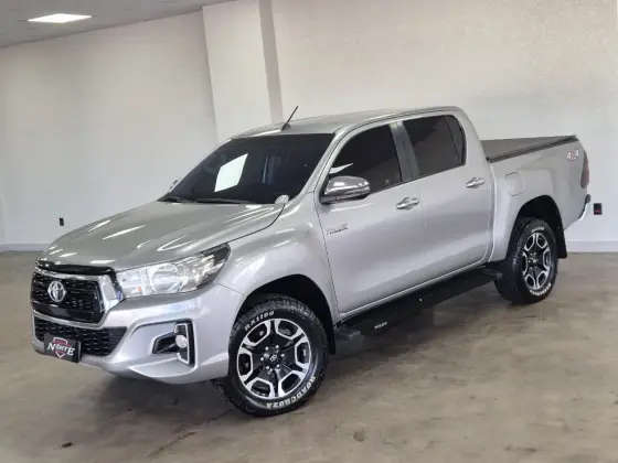 TOYOTA HILUX 2.8 SR 4X4 CD 16V DIESEL 4P AUTOMÁTICO TOYOTA HILUX 2.8 SR 4X4 CD 16V DIESEL 4P AUTOMÁTICO