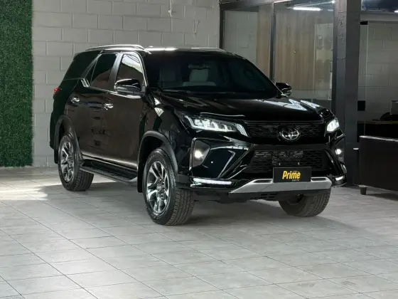 TOYOTA HILUX SW4 2.8 D-4D TURBO DIESEL DIAMOND 7L 4X4 AUTOMÁTICO TOYOTA HILUX SW4 2.8 D-4D TURBO DIESEL DIAMOND 7L 4X4 AUTOMÁTICO