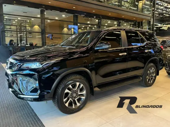TOYOTA HILUX SW4 2.8 D-4D TURBO DIESEL SRX PLATINUM 7L 4X4 AUTOMÁTICO TOYOTA HILUX SW4 2.8 D-4D TURBO DIESEL SRX PLATINUM 7L 4X4 AUTOMÁTICO