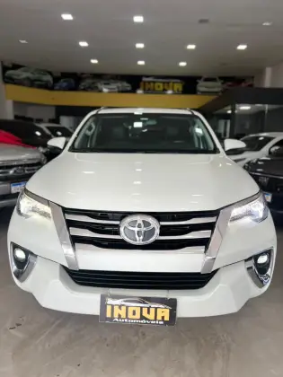 TOYOTA HILUX SW4 2.8 SRX 4X4 7 LUGARES 16V TURBO INTERCOOLER DIESEL 4P AUTOMÁTICO TOYOTA HILUX SW4 2.8 SRX 4X4 7 LUGARES 16V TURBO INTERCOOLER DIESEL 4P AUTOMÁTICO
