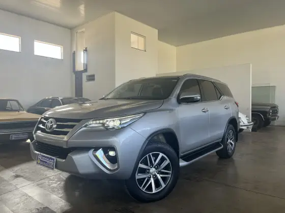 TOYOTA HILUX SW4 2.8 SRX 4X4 7 LUGARES 16V TURBO INTERCOOLER DIESEL 4P AUTOMÁTICO TOYOTA HILUX SW4 2.8 SRX 4X4 7 LUGARES 16V TURBO INTERCOOLER DIESEL 4P AUTOMÁTICO