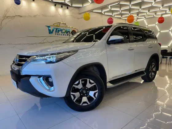 TOYOTA HILUX SW4 2.8 SRX DIAMOND 4X4 7 LUGARES 16V TURBO INTERCOOLER DIESEL 4P AUTOMÁTICO
