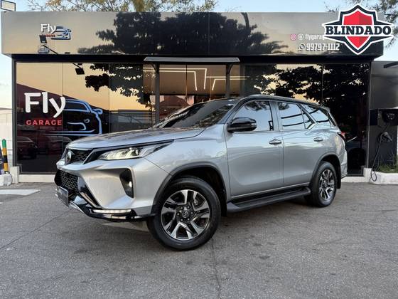 TOYOTA HILUX SW4 2.8 D-4D TURBO DIESEL DIAMOND 7L 4X4 AUTOMÁTICO