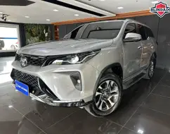 TOYOTA HILUX SW4 2.8 D-4D TURBO DIESEL SRX PLATINUM 7L 4X4 AUTOMÁTICO TOYOTA HILUX SW4 2.8 D-4D TURBO DIESEL SRX PLATINUM 7L 4X4 AUTOMÁTICO