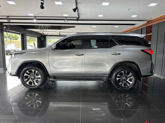 TOYOTA-HILUX SW4-2024