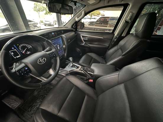 TOYOTA-HILUX SW4-2024