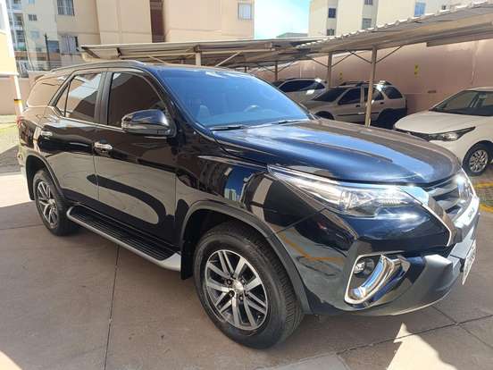 TOYOTA-HILUX SW4-2.8 SRX 4X4 7 LUGARES 16V TURBO INTERCOOLER DIESEL 4P AUTOMÁTICO TOYOTA-HILUX SW4-2019