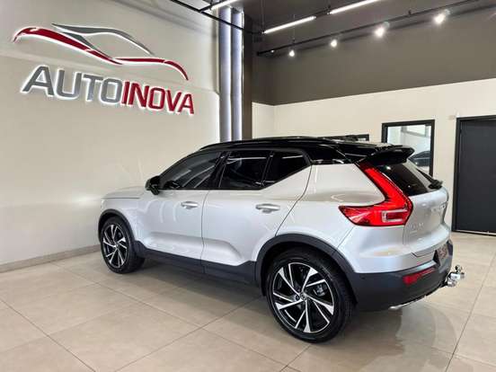 VOLVO-XC40-2018