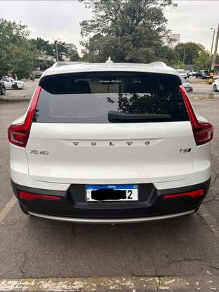 VOLVO-XC40-2018