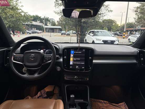 VOLVO-XC40-2018