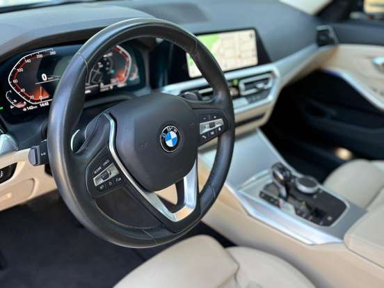 BMW-320i-2021