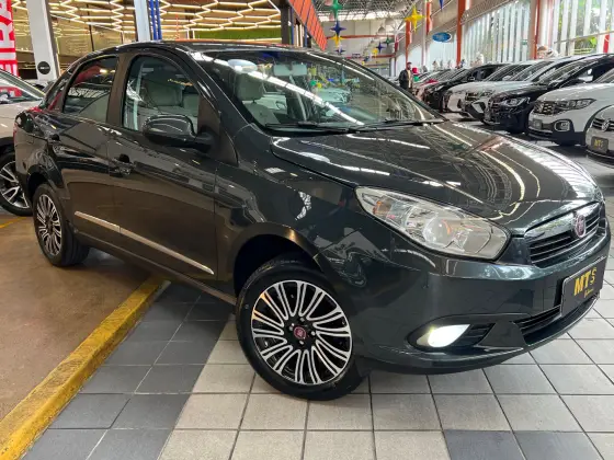 FIAT GRAND SIENA 1.6 MPI ESSENCE 16V FLEX 4P MANUAL FIAT GRAND SIENA 1.6 MPI ESSENCE 16V FLEX 4P MANUAL