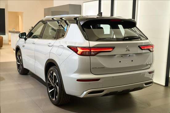 MITSUBISHI-OUTLANDER-2025
