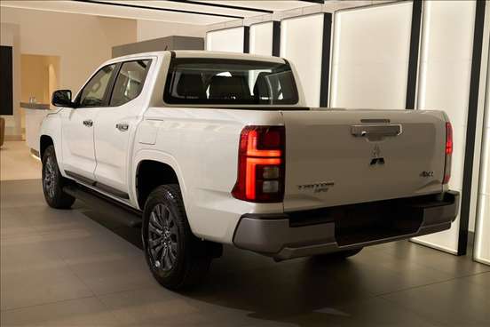 MITSUBISHI-TRITON-2.4 BITURBO DIESEL CD HPE 4X4 AUTOMÁTICO MITSUBISHI-TRITON-2025