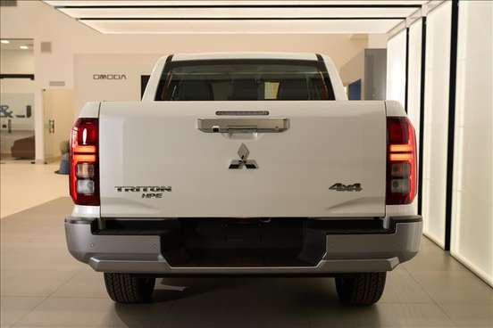 MITSUBISHI-TRITON-2.4 BITURBO DIESEL CD HPE 4X4 AUTOMÁTICO MITSUBISHI-TRITON-2025