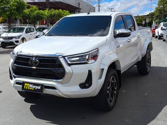 TOYOTA HILUX 2.8 D-4D TURBO DIESEL CD SRX PLUS 4X4 AUTOMÁTICO