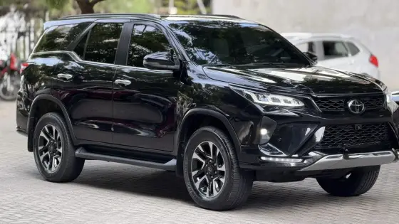 TOYOTA HILUX SW4 2.8 D-4D TURBO DIESEL DIAMOND 7L 4X4 AUTOMÁTICO TOYOTA HILUX SW4 2.8 D-4D TURBO DIESEL DIAMOND 7L 4X4 AUTOMÁTICO