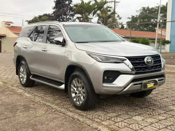 TOYOTA HILUX SW4 2.8 D-4D TURBO DIESEL SRX 7L 4X4 AUTOMÁTICO