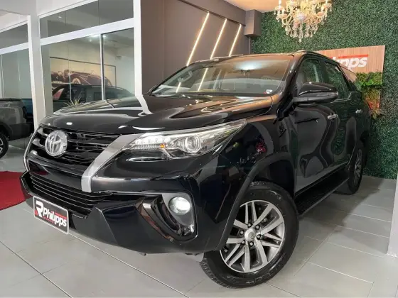 TOYOTA HILUX SW4 2.8 SRX 4X4 7 LUGARES 16V TURBO INTERCOOLER DIESEL 4P AUTOMÁTICO TOYOTA HILUX SW4 2.8 SRX 4X4 7 LUGARES 16V TURBO INTERCOOLER DIESEL 4P AUTOMÁTICO