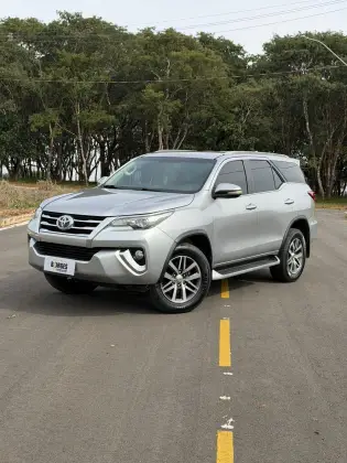 TOYOTA HILUX SW4 2.8 SRX 4X4 7 LUGARES 16V TURBO INTERCOOLER DIESEL 4P AUTOMÁTICO TOYOTA HILUX SW4 2.8 SRX 4X4 7 LUGARES 16V TURBO INTERCOOLER DIESEL 4P AUTOMÁTICO