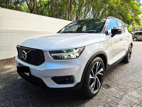 VOLVO-XC40-2021