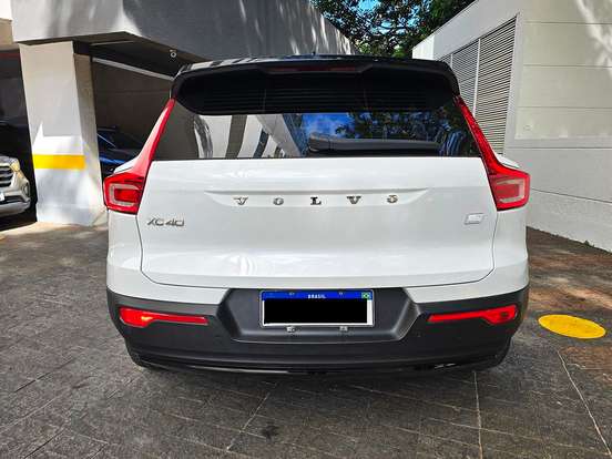 VOLVO-XC40-2021