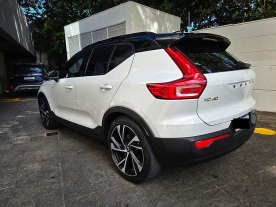 VOLVO-XC40-2021