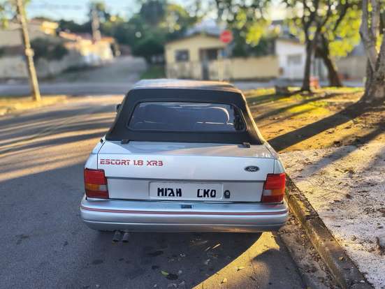 FORD-ESCORT-1990