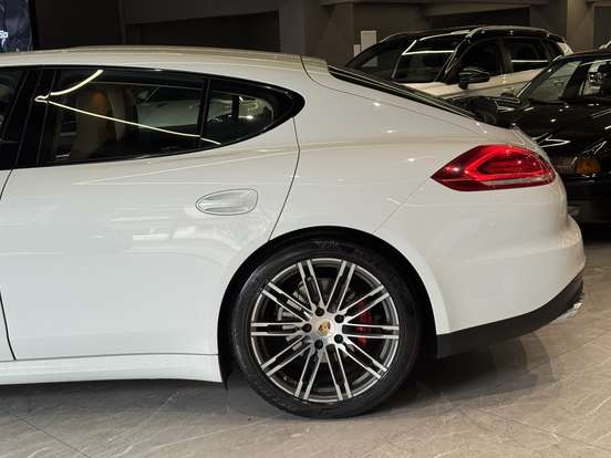 PORSCHE-PANAMERA-2015