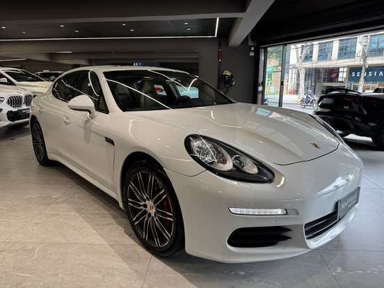 PORSCHE-PANAMERA-2015