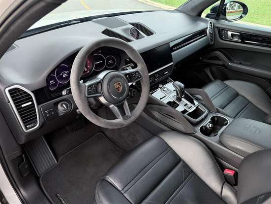 PORSCHE-CAYENNE-2022