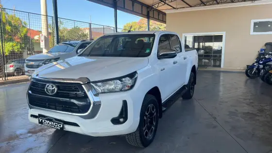 TOYOTA HILUX 2.8 D-4D TURBO DIESEL CD SRV 4X4 AUTOMÁTICO